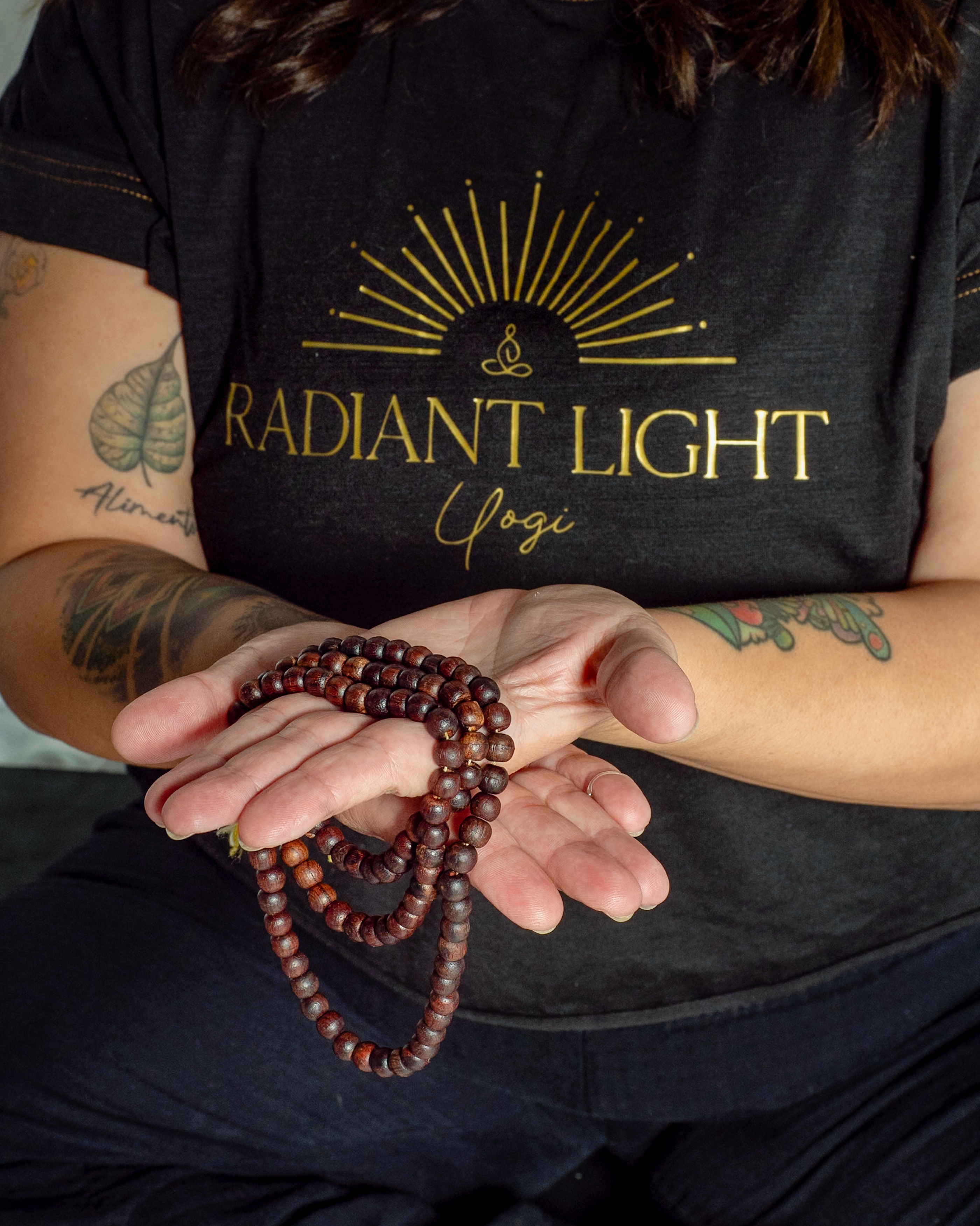 Instructora de Radiant Light Yogi en pose de yoga
