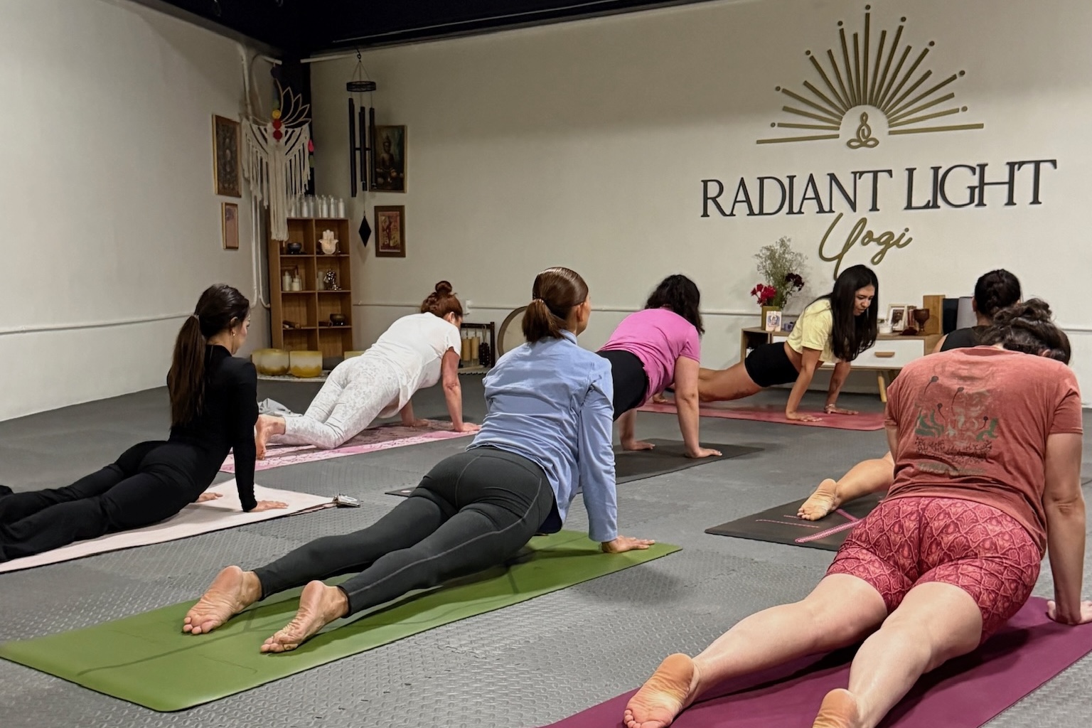 Práctica grupal de Hatha y Ashtanga durante YTT 200 horas