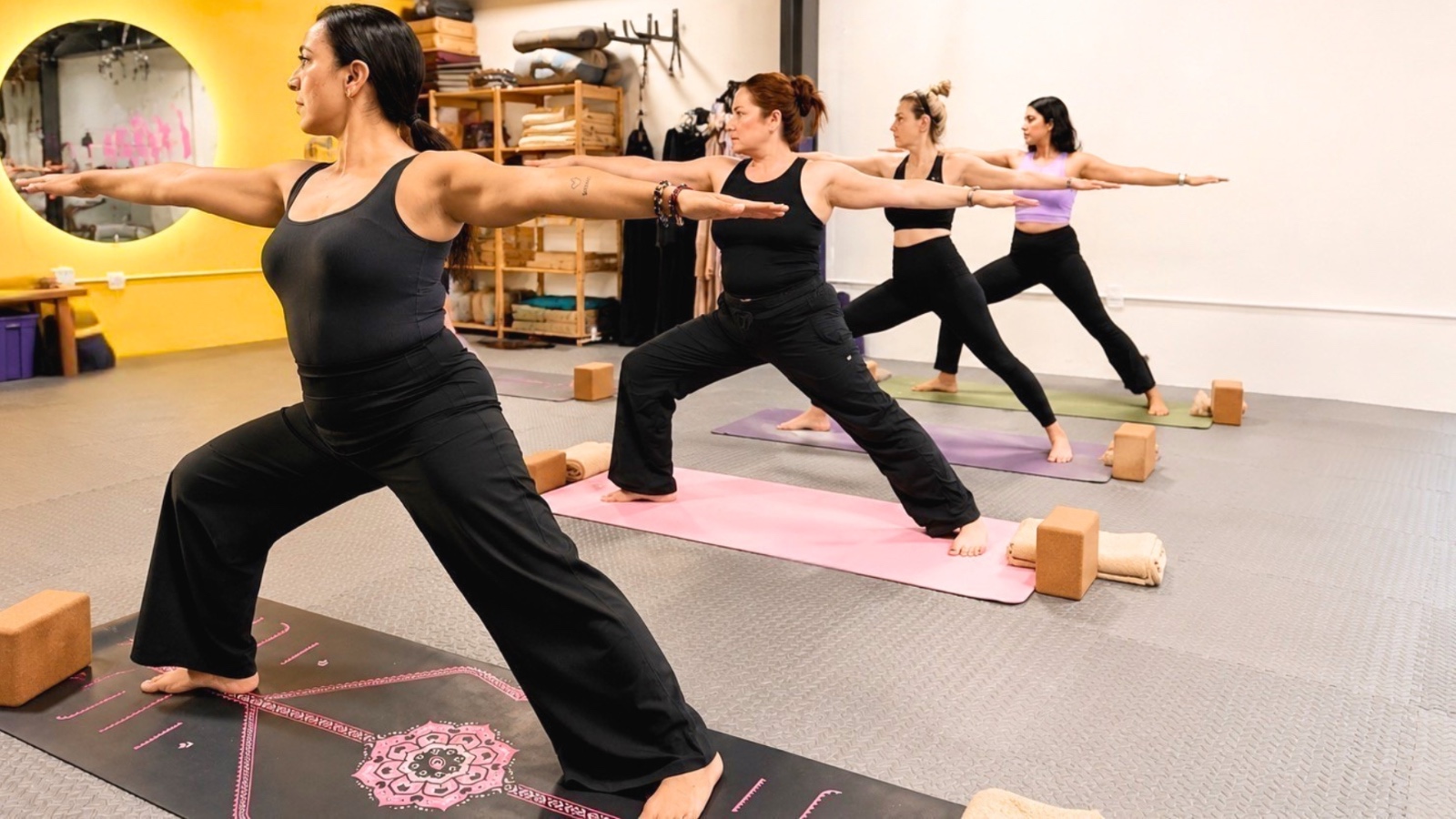 Clase grupal de yoga en Radiant Light Yogi Studio Tijuana