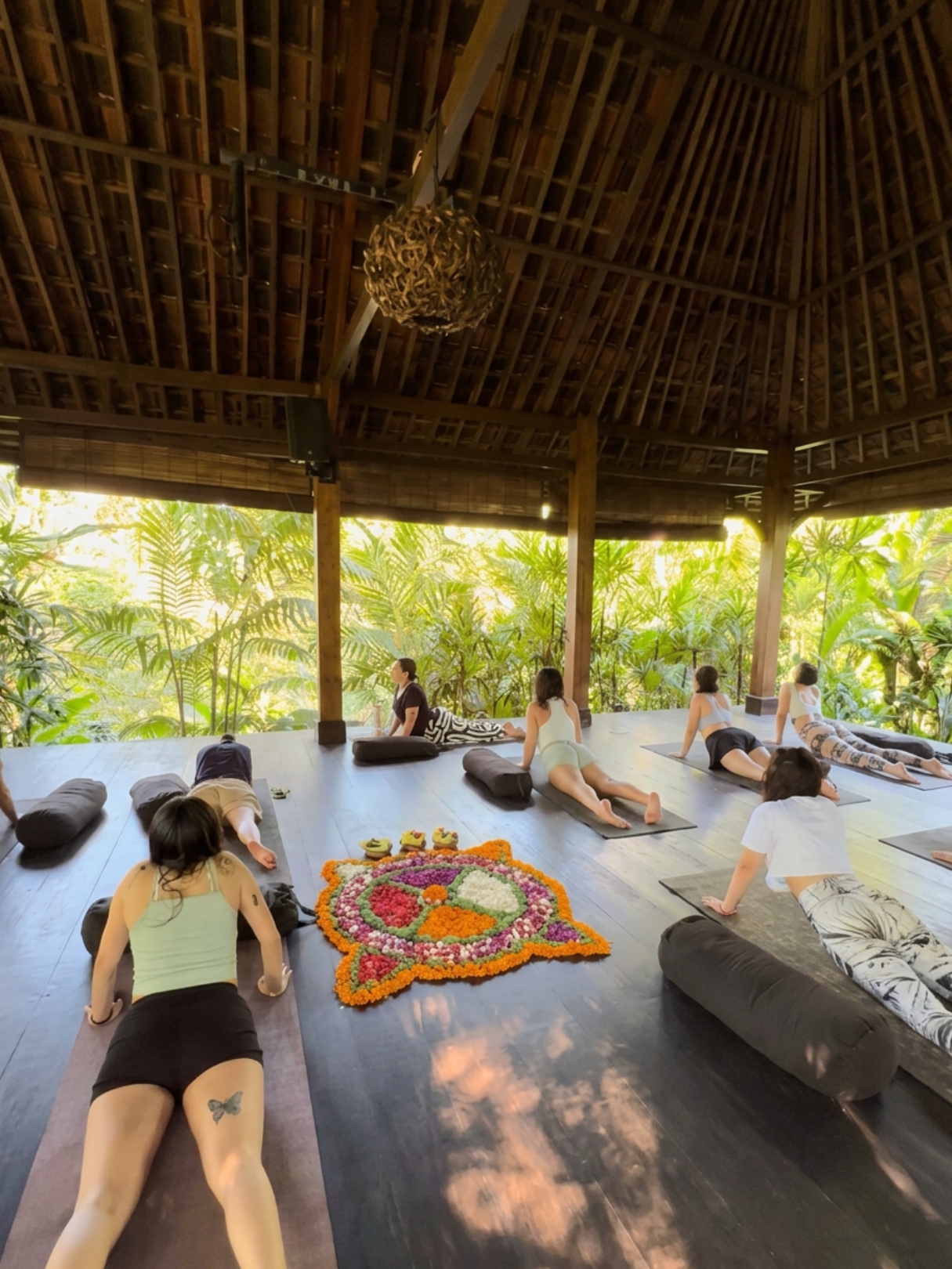 Participantes compartiendo durante retiro en Bali